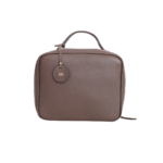 Necessaire de couro legítimo New Bárbara Grande By Tascheers com amplo espaço interno, fechamento em zíper metálico superior e design artesanal estruturado.