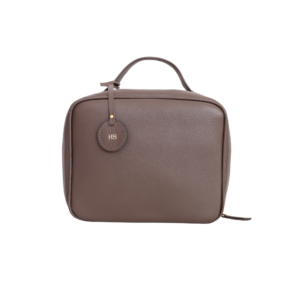 Necessaire de couro legítimo New Bárbara Grande By Tascheers com amplo espaço interno, fechamento em zíper metálico superior e design artesanal estruturado.