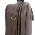 Necessaire de couro legítimo New Bárbara Grande By Tascheers com amplo espaço interno, fechamento em zíper metálico superior e design artesanal estruturado.