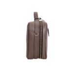 Necessaire de couro legítimo New Bárbara Grande By Tascheers com amplo espaço interno, fechamento em zíper metálico superior e design artesanal estruturado.