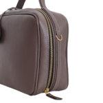 Necessaire de couro legítimo New Bárbara Grande By Tascheers com amplo espaço interno, fechamento em zíper metálico superior e design artesanal estruturado.