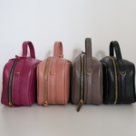 Necessaire de couro legítimo New Bárbara Pequena By Tascheers com formato compacto, fechamento em zíper metálico e acabamento artesanal estruturado.