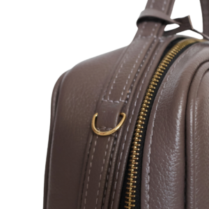 Necessaire de couro legítimo New Bárbara Pequena By Tascheers com formato compacto, fechamento em zíper metálico e acabamento artesanal estruturado.