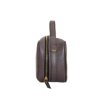 Necessaire de couro legítimo New Bárbara Pequena By Tascheers com formato compacto, fechamento em zíper metálico e acabamento artesanal estruturado.