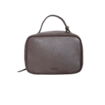 Necessaire de couro legítimo New Bárbara Pequena By Tascheers com formato compacto, fechamento em zíper metálico e acabamento artesanal estruturado.