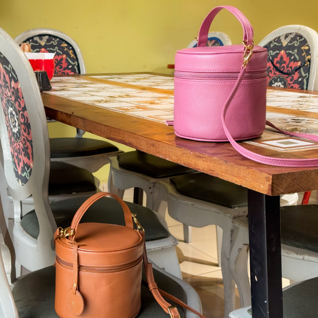 Necessaire de couro legítimo Pietra Monocromática Média By Tascheers com acabamento tonal uniforme, fechamento em zíper e design artesanal premium.