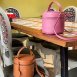 Necessaire de couro legítimo Pietra Monocromática Média By Tascheers com acabamento tonal uniforme, fechamento em zíper e design artesanal premium.