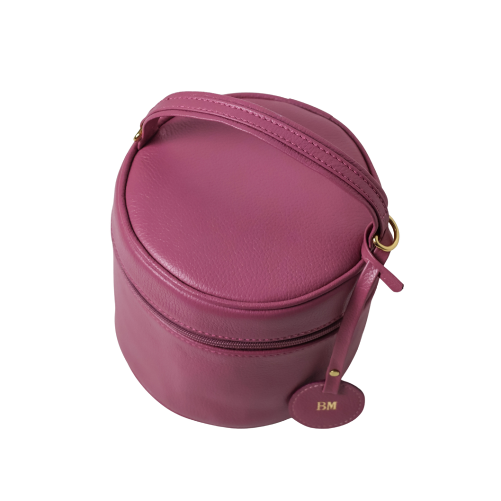 Necessaire de couro legítimo Pietra Monocromática Média By Tascheers com acabamento tonal uniforme, fechamento em zíper e design artesanal premium.