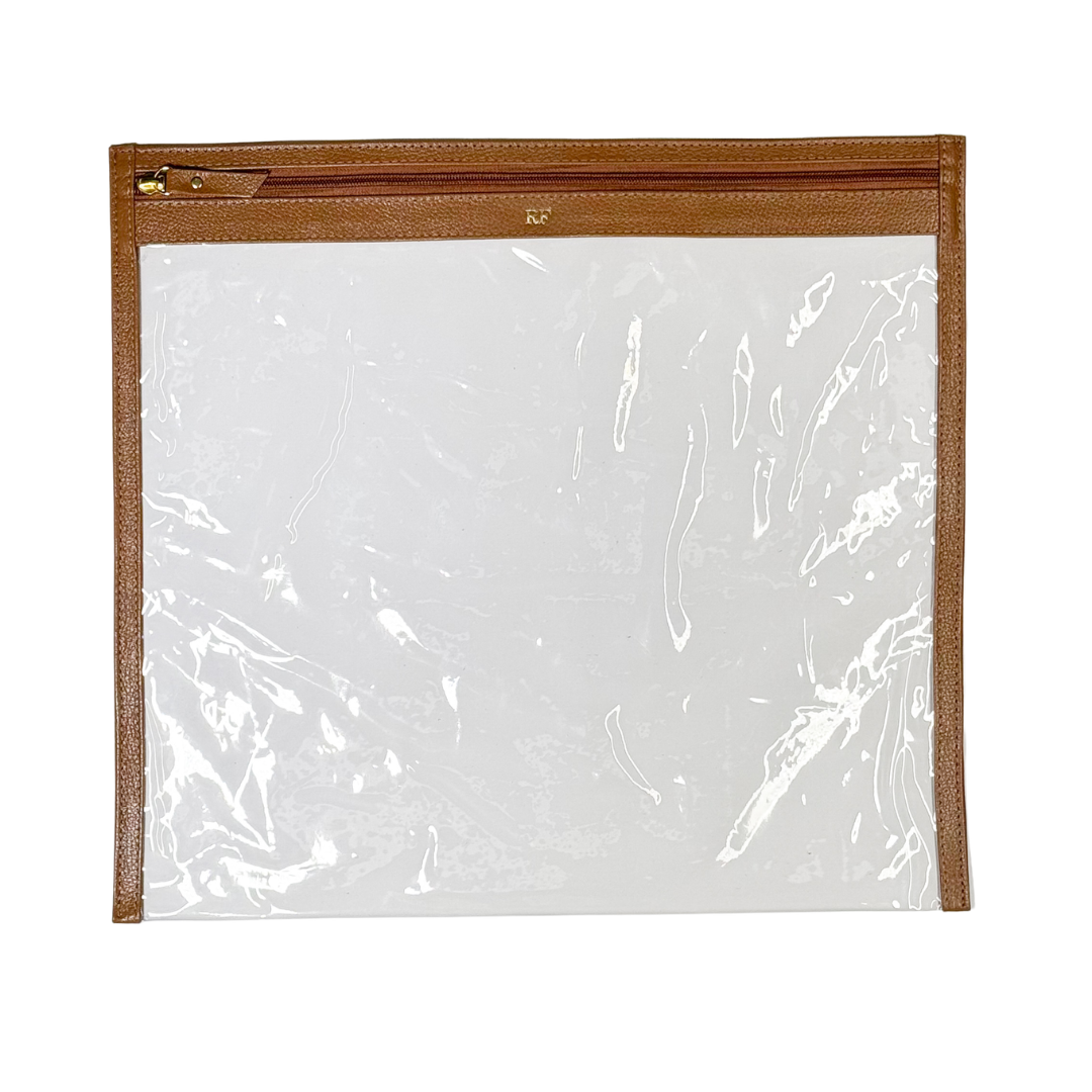 organizador-luma-grande-caramelo Organizador de couro legítimo Luma Grande By Tascheers com amplo espaço interno, fechamento em zíper, formato estruturado e acabamento artesanal premium.