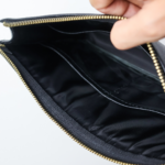 Pasta Passaporte Ray em couro 100% legítimo: design inteligente e compacto para manter seus documentos de viagem protegidos com máxima sofisticação.