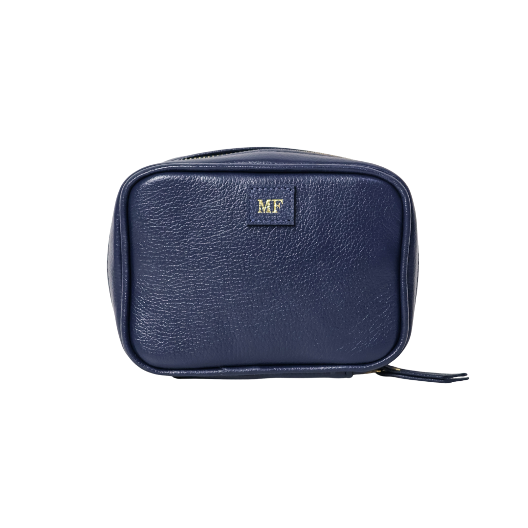 porta-joias-janetti-azul-marinho Porta joias de couro legítimo Janetti By Tascheers com estrutura rígida, fechamento seguro em zíper, divisórias internas aveludadas e acabamento artesanal de alto padrão.
