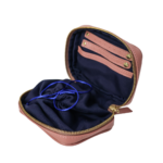 Porta joias de couro legítimo Janetti By Tascheers com estrutura rígida, fechamento seguro em zíper, divisórias internas aveludadas e acabamento artesanal de alto padrão.