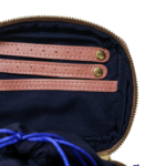 Porta joias de couro legítimo Janetti By Tascheers com estrutura rígida, fechamento seguro em zíper, divisórias internas aveludadas e acabamento artesanal de alto padrão.