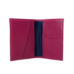 Porta passaporte de couro legítimo Nati By Tascheers com formato de caderneta slim, aberturas organizadoras internas e acabamento artesanal premium.