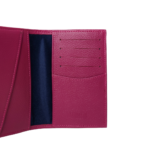 Porta passaporte de couro legítimo Nati By Tascheers com formato de caderneta slim, aberturas organizadoras internas e acabamento artesanal premium.