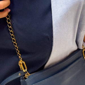 Alça de bolsa de couro legítimo unissex Helô By Tascheers fina e ajustável com mosquetões e fivela de regulagem em ferragem dourada.