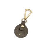 Chaveiro de couro legítimo unissex Isa By Tascheers circular delicado com mosquetão, argola para chaves em ferragem dourada e iniciais gravadas em Hot Stamping.