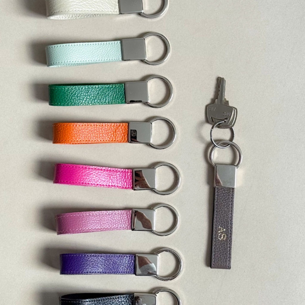 Chaveiro de couro legítimo unissex Valdir By Tascheers estilo clássico alongado com alça metálica em banho prata e iniciais gravadas em Hot Stamping.
