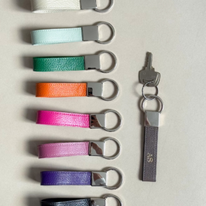 Chaveiro de couro legítimo unissex Valdir By Tascheers estilo clássico alongado com alça metálica em banho prata e iniciais gravadas em Hot Stamping.