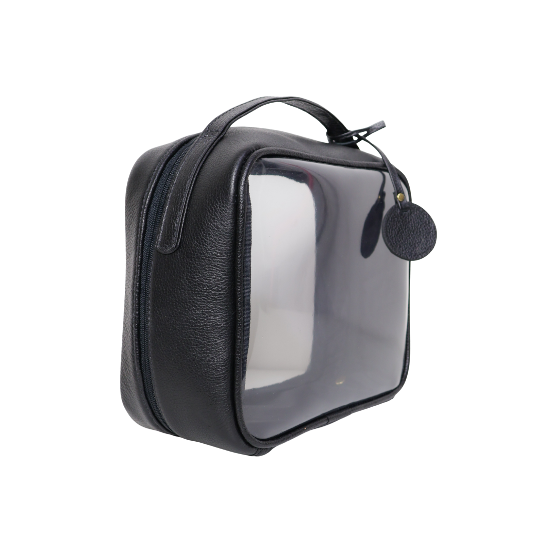 Necessaire Luísa Monocromática Média preto Necessaire de couro legítimo e plástico cristal Luísa Monocromática Média By Tascheers no estilo maletinha com transparência, zíper tom sobre tom e tag de couro removível.