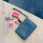 Necessaire organizadora de couro legítimo Maria Média By Tascheers com fechamento em zíper superior e acabamento artesanal premium.