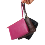 Necessaire organizadora de couro legítimo Maria Média By Tascheers com fechamento em zíper superior e acabamento artesanal premium.