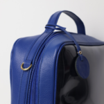 Necessaire de couro legítimo Miguel Monocromática Média By Tascheers com formato retangular estruturado, acabamento unificado em uma só cor e fechamento em zíper.